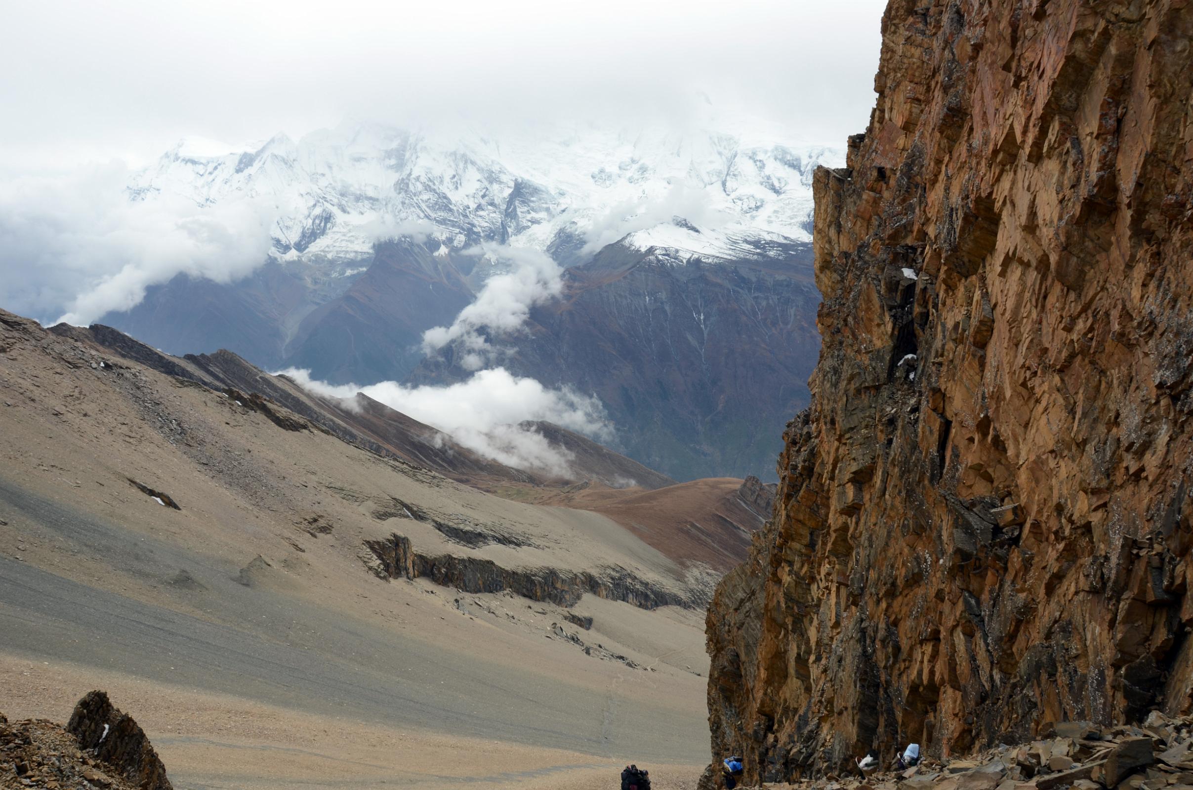 13 Looking Down The Steep Eastern Side Of The Kang La To The Annapurna Curcuit 